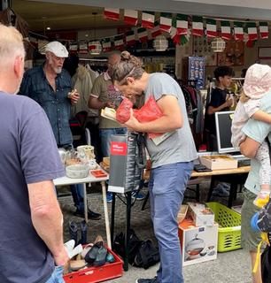 Archivbild aus 2025 Menschen beim Stöbern auf dem Hofflohmarkt
