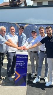 Symbolischer Buzzertermin am POP-Standort in Obertsrot-Siedlung zum Erreichen eines weiteren Meilensteins beim Glasfaserausbau in Gernsbach.