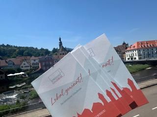 einige Bonushefte vor der Kulisse von Gernsbach 