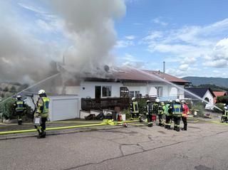 Dachstuhlbrand in Staufenberg Einsatzkräfte am Brandort.