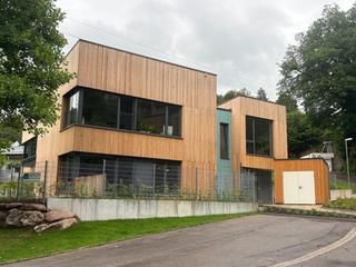 In der evang. Kita stehen Ganztagesplätze zur Verfügung. Ein modernes Gebäude