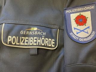 Aufnäher auf der dunkelblauen Uniform: Gernsbach Polizeibehörde mit Schrift und Gernsbacher Wappen