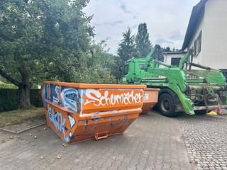 Ein Blickfang auf dem Firmengelände: Ein mit dem Firmennamen als Graffiti gestaltete Container. Ein Blickfang auf dem Firmengelände: Ein mit dem Firmennamen als Graffiti gestaltete Container.