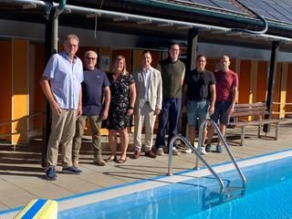 Foto: V.l.n.r.: Axel Massow (Schwimmbadverein Obertsrot, Sean Allen Brent (Werkleiter Stadtwerke Gernsbach),Daniela Bervoets (Schwimmbadverein Reichental), Bürgermeister Julian Christ, Lukas Moock (Schwimmbadverein Obertsrot), Sebastian Klumpp (Schwimmbadverein Reichental), Kämmerer Benedikt Lang.