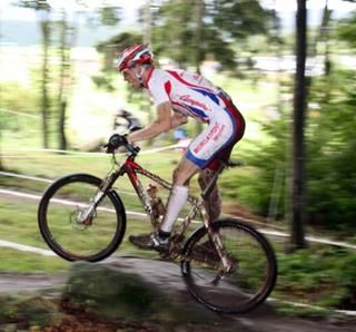 Naturnahes Trainingsgelände in Staufenberg geplant. Mountainbiker auf seinem Fahrrad im Wald.