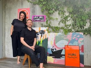Romina und Johannes Lämmerhirt widmen sich der Region Murgtal introspektiv . Ein Mann und eine Frau posieren vor ihren Kunstwerken.