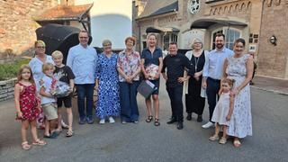 Gewinner und Juroren strahlen um die Wette. eine Personengruppe im Innenhof eines Schlosses