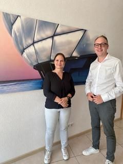 Nicoletta Arand und Manuel Dörrer Ein Mann und eine Frau stehen im Büroraum.