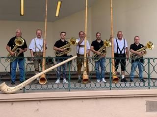 Konzertieren gemeinsam: die Gernsbacher Alphornbläser und das Eichbaumtrio Staufenberg 7 Musiker abwechselnd mit Blechblasinstrument und mit Alphorn