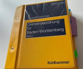 Symbolbild. Cover gelb/schwarz von der Gemeindeverordnung