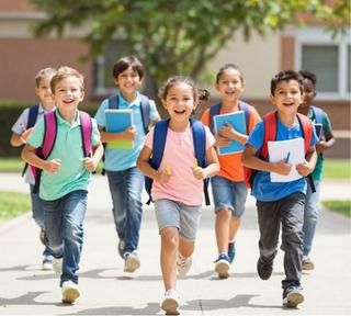 Kinder laufen lachend mit Schulranzen und Heften