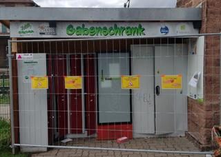 Gabenschrank am Jugendhaus. Spindschränke mit Bauzaun abgesperrt