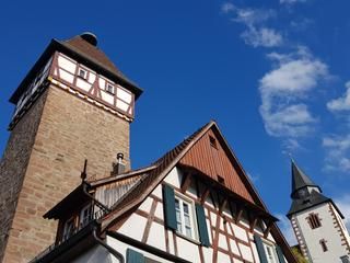 Von der Turmstube aus bietet sich ein toller Ausblick. Der Storchenturm, ein Fachwerkhaus, ein Kirchturm