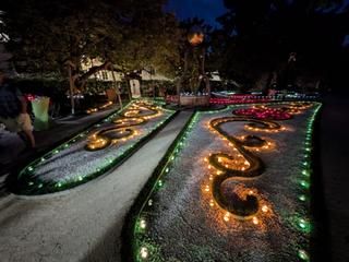 Stimmungsvolle Kerzen- Illumination Mit Kerzen beleuchtete Barockanlage in der Nacht