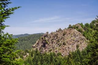 Lautenfelsen in Lautenbach bei blauem Himmek und grüner Umgebung