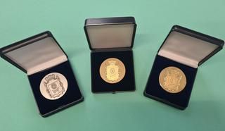 3 unterschiedliche Medaillen in Schmuckkästen 