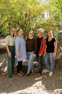 v. l. n. r.: S. Träger, K. Morstadt, D. Klappstein, S. Mack, S. Pribic. Fünf Frauen stehen nebeneinander im Grünen.