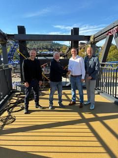 Stadtbauamtsleiter Jörg Bauer, Geschäftsführer Glück GmbH Werner Glück, Bürgermeister Julian Christ, Kämmerer Benedikt Lang 4 Männer auf einer Brücke, die installiert werden soll (65 Meter lang)