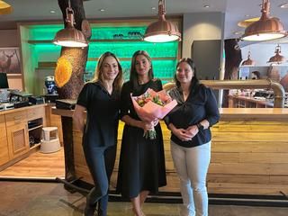3 Frauen am Tresen im Restaurant
