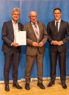 v.l.n.r.: Städtetagpräsident Dr. Frank Mentrup, Guido Wieland, Innenminister Manuel Hagel Drei Männer und einer hält eine Urkunde