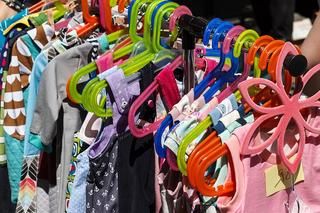 Kinderkleidung auf Kleiderbügeln