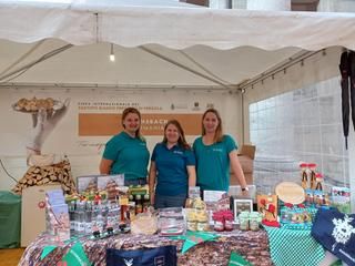Das Team der Touristinfo beim Trüffelfest in Pergola. Drei Damen in einem Marktstand