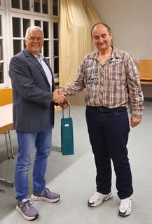 Andreas Kozlevcar, l., verpflichtet Patrik Wieland, r., per Handschlag. Andreas Kozlevcar, l., verpflichtet Patrik Wieland, r., per Handschlag.