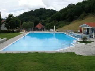 Freibad Lautenbach Das Schwimmbecken, rechts der Kiosk
