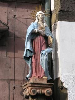 Barocke Statue der Heiligen Anna vor dem Alten Rathaus