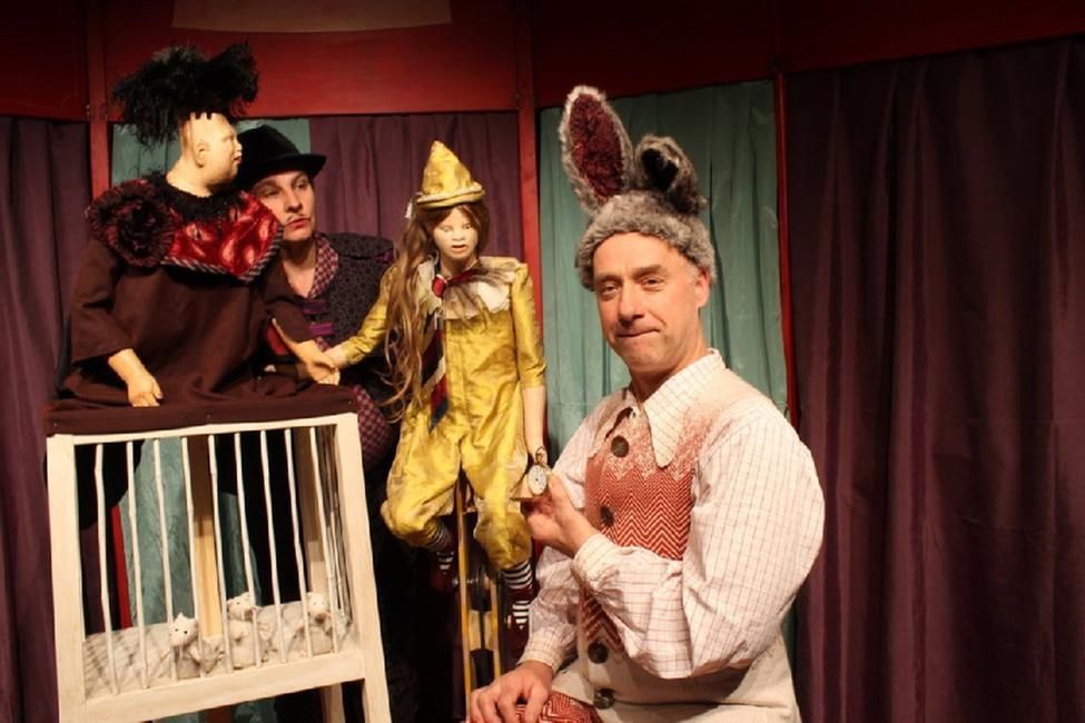 Szenenbild: 2 Schauspieler, 2 Puppen