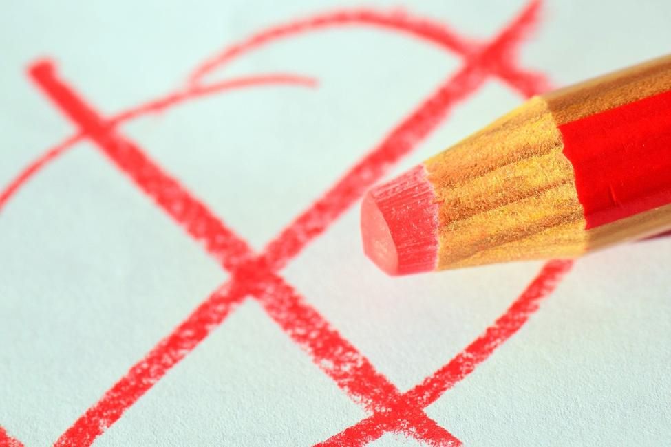 Roter Farbstift, ein Wahlkreuz