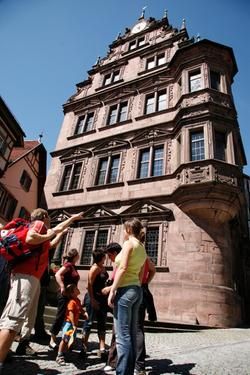 Besucher vor dem Alten Rathaus