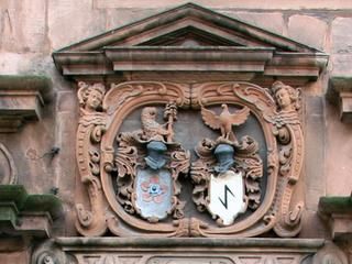 Wappen über dem Portal