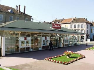 Kristallerie Baccarat Blick auf die Verkaufsräume der Kristallerie in Baccarat