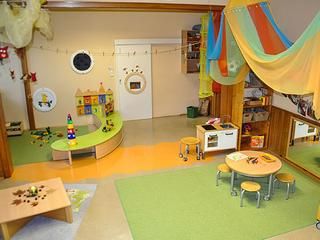 Spielzimmer mit einer kleinen Küche und einer Spielecke