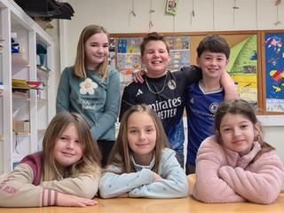 Sechs strahlende Grundschulkinder Die Glückskompetenz-AG macht den Kindern viel Freude.