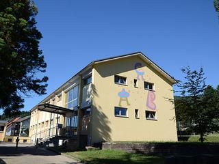 Außenansicht Grundschule Hilpertsau mit großem A, B und C auf der Fassade