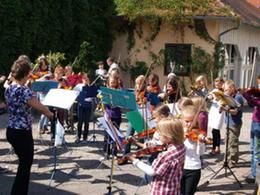 Streichinstrumenten-Schüler bei einem Vorspiel in den Gassen von Gernsbach