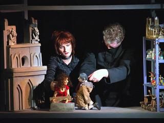 Puppentheater für Erwachsene Die Puppenspieler auf der Bühne vor Notre Dame und spielen mit den Puppen Esmeralda und Quasimodo