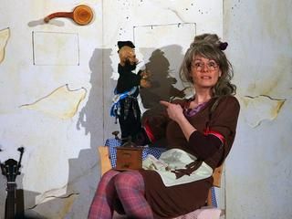 Kinder-Puppentheater in der Stadthalle Puppenspielerin unterhält sich mit ihrer Handpuppe