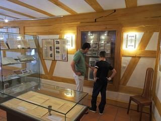 Besucher betrachten im Alten Amtshof Museum die Exponate
