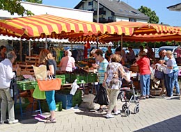 Kunden auf dem Wochenmarkt