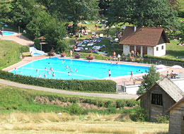 weiter zum Freibad Reichental Badegäste im Freibad Reichental