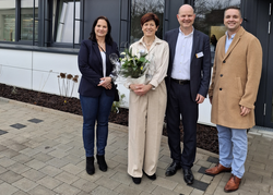 V.l.n.r.: Nicoletta Arand (Wirtschaftsförderin), Barbara und Matthias Protzen (Steuer- und Rechtsberatung - Nazarek und Kollegen), Bürgermeister Julian Christ. Vier Menschen vor einem Gebäude.