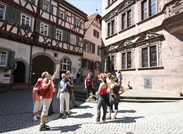 Menschen bei einer Stadtführung