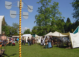 Mittelaltermarkt mit Zelten und Handwerk auf der Murginsel