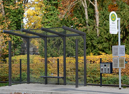 Bushaltestelle Gernsbach Mitte mit Wartebereich aus Glas