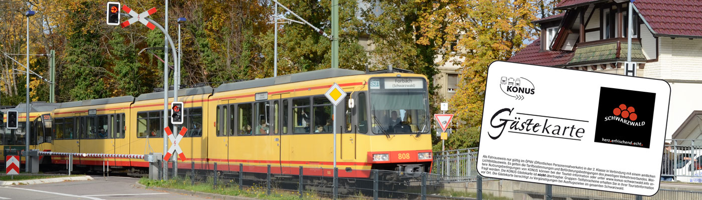 Die Stadtbahn fährt in die Haltestelle Gernsbach Mitte ein, zusätzlich die Grafik einer KONUS Gästekarte