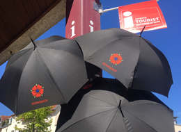 Schwarze Schirme mit Logo Gernsbacher Rose vor der Touristinfo