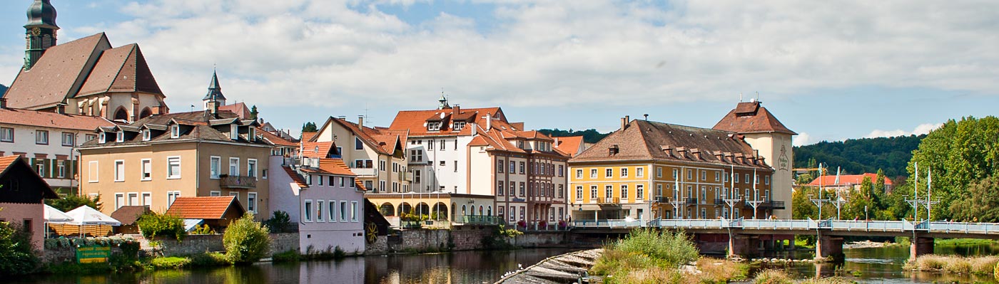 Die Murg mit der Stadtbrücke und Brückenmühle, im Hintergrund die Altstadt
